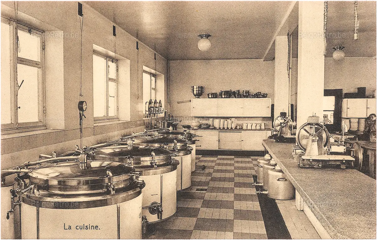 La cuisine. OOSTDUINKERKE Home des Femmes Prévoyantes Socialistes ’’Pays de Charleroi’’   Photo Sasha Stone, Brux. 