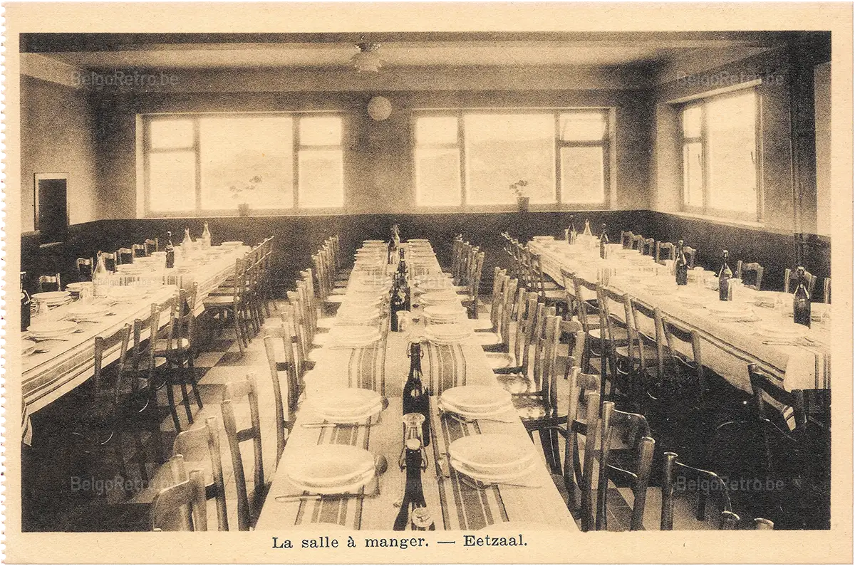 La salle à manger. - Eetzaal. LES VACANCES OUVRIERES ARBEIDERSVAKANTIE HOME E. VANDERVELDE Oostduinkerke   L’Edition Belge, 44, rue de l’Automne, Bruxelles 