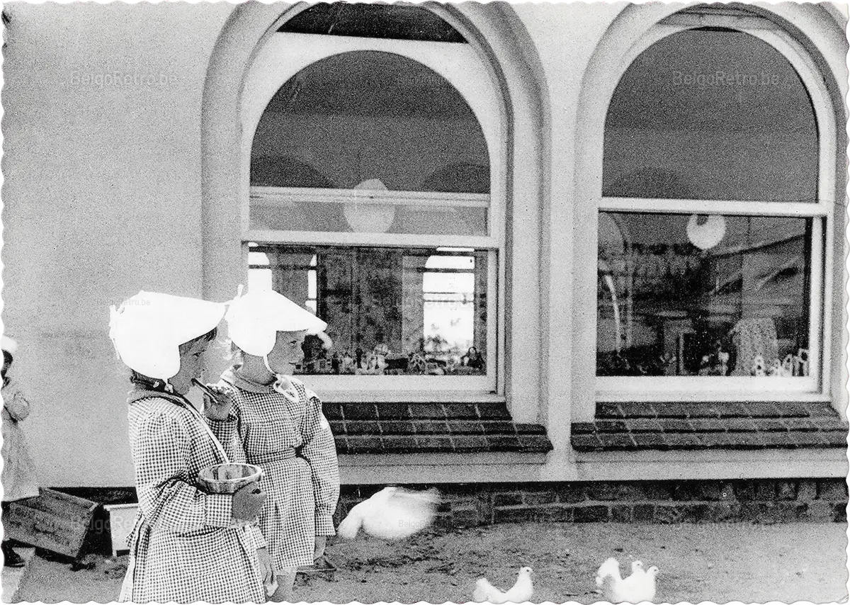   Oostduinkerke - Oeuvre Nationale de l’Enfance ’’HOME GEORGES THEUNIS’’ Les pigeons, amis des enfants. Oostduinkerke - Nationaal Werk voor Kinderwelzijn ’’TEHUIS GEORGES THEUNIS’’ De duifjes voeden.  Ern. Thill, Bruxelles Photo Cayet, Bruxelles 