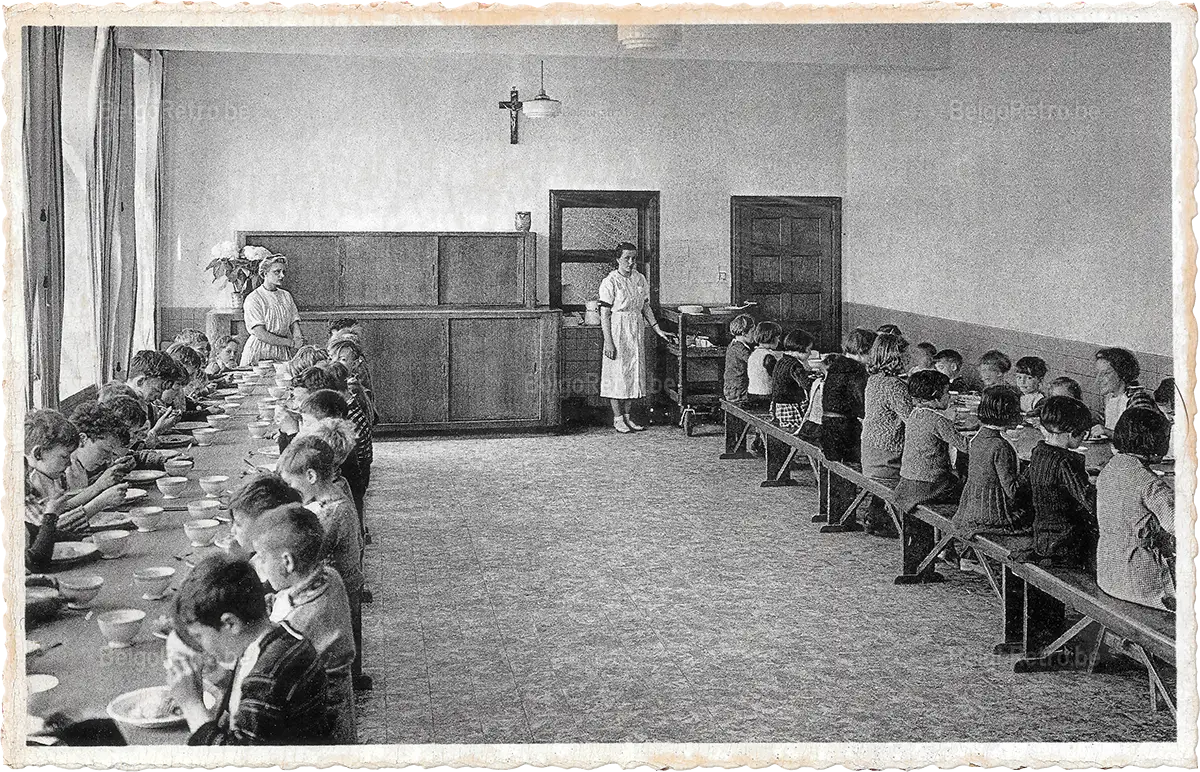  ’’JOIE ET SANTE’’ Maison de Vacances des Ligues Ouvrières Féminines Chrétiennes et de la Ligue des Travailleurs Chrétiens. Oostduinkerke-Duinpark Réfectoire des enfants.   Ern. Thill, Bruxelles 